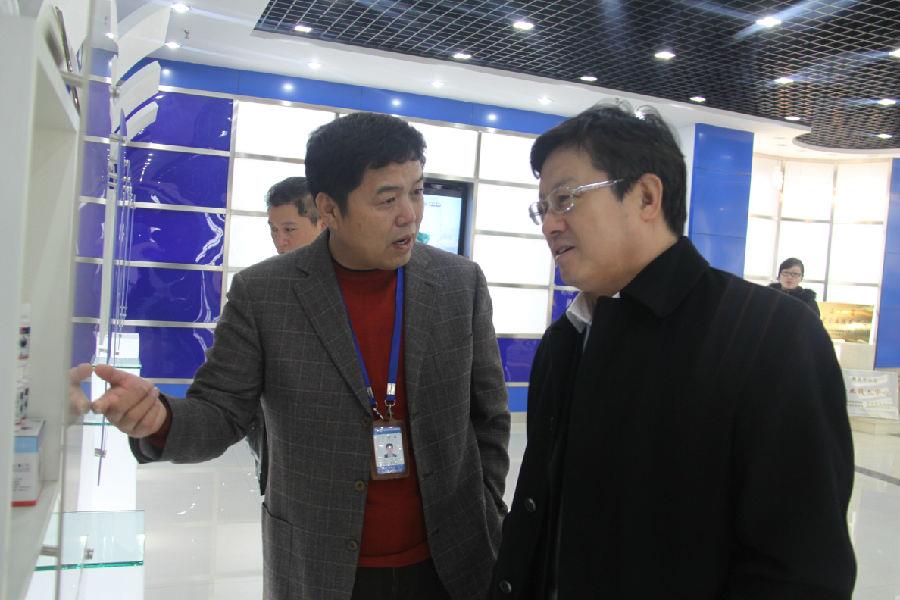 青岛市委常委、副市长王晓方到yl7703永利集团调研科研创新工作